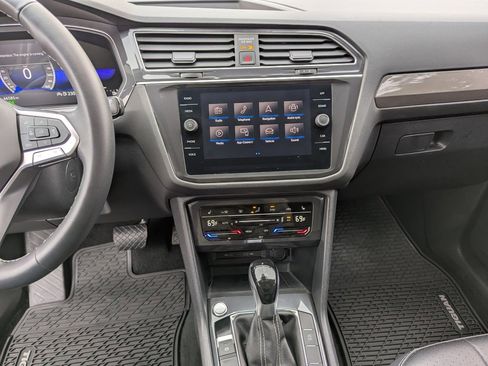 Certified 2024 Volkswagen Tiguan SE image 17