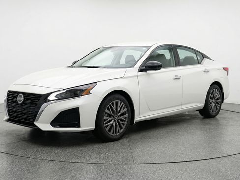 Used 2025 Nissan Altima 2.5 SV image 3