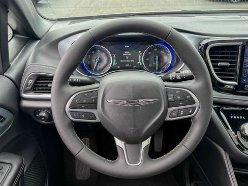 Used 2026 Chrysler Pacifica Limited FWD image 34