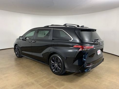 Used 2022 Toyota Sienna XSE FWD image 15