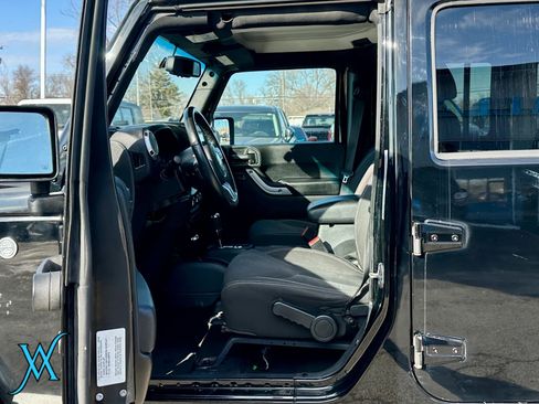 Used 2018 Jeep Wrangler Unlimited Sahara w/ Connectivity Group AWD/4WD image 13