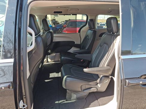 Used 2023 Chrysler Pacifica Touring-L image 18
