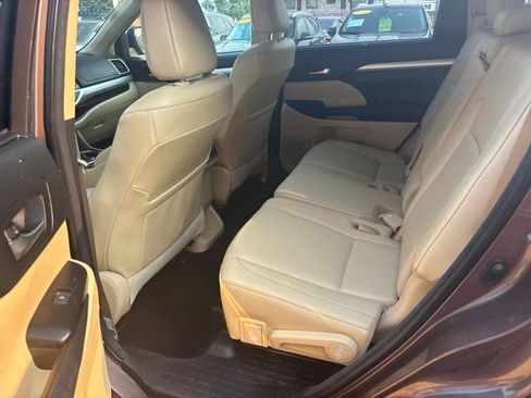 Used 2018 Toyota Highlander XLE AWD/4WD image 17