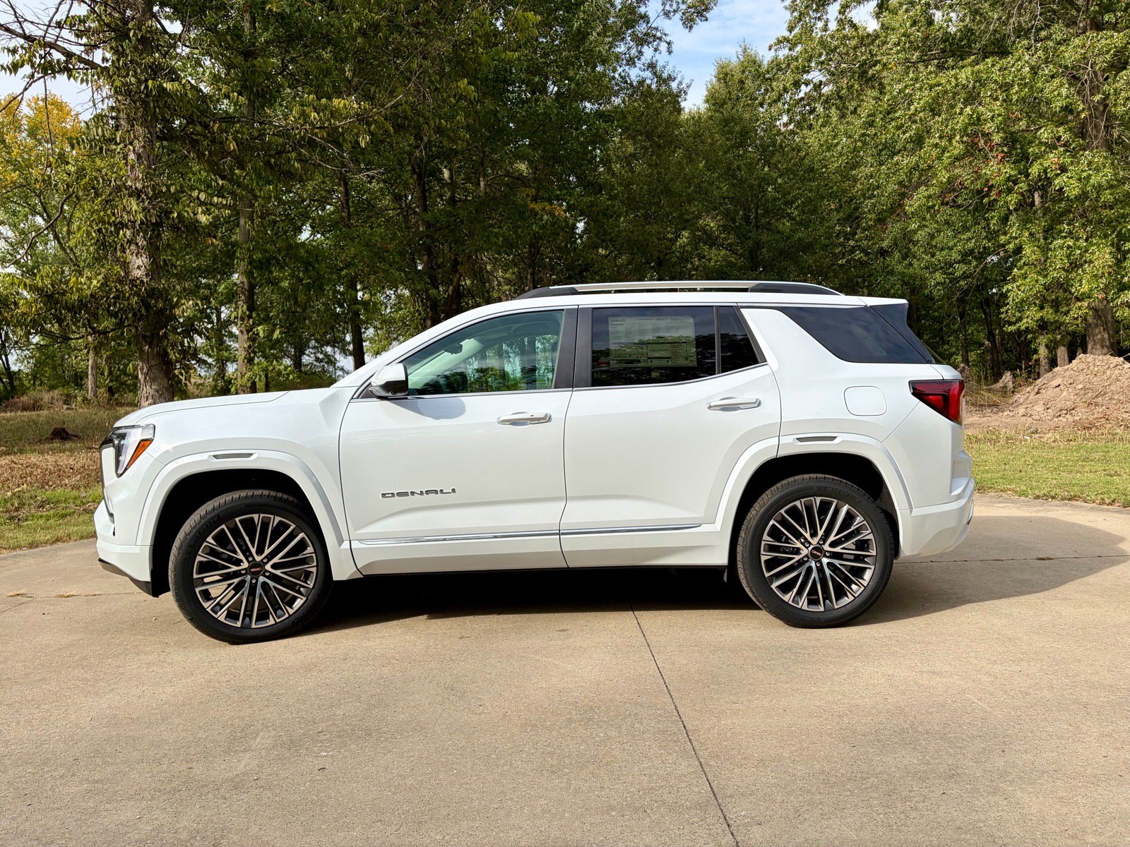 New 2027 GMC Terrain Denali w/ LPO, Floor Liner Package AWD/4WD image 7