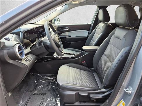 Used 2025 Chevrolet Trax LT FWD image 15