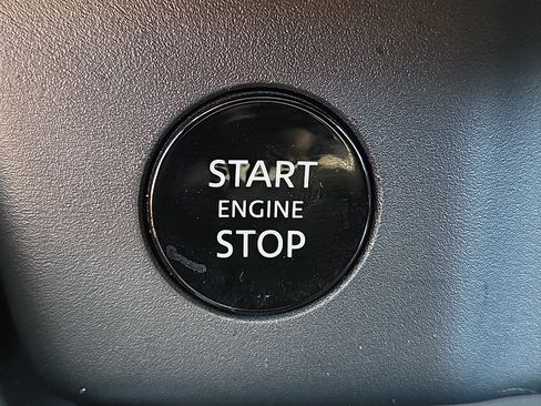 Used 2025 Nissan Rogue SL AWD/4WD image 20
