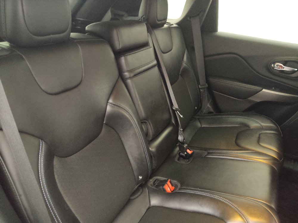 Used 2019 Jeep Cherokee Latitude Plus FWD image 19