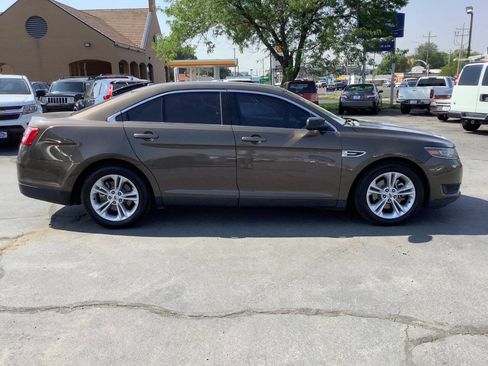 Used 2016 Ford Taurus SE FWD image 9
