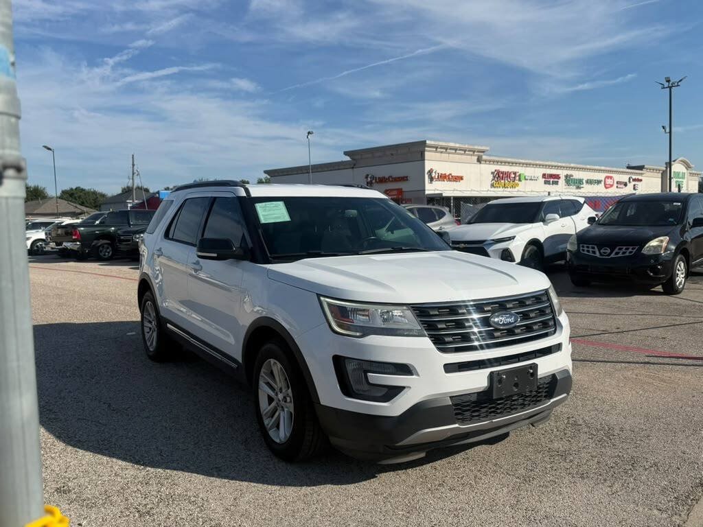 Used 2017 Ford Explorer XLT w/ Equipment Group 201A FWD image 6