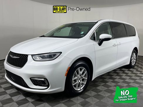 Used 2023 Chrysler Pacifica Touring-L FWD image 1