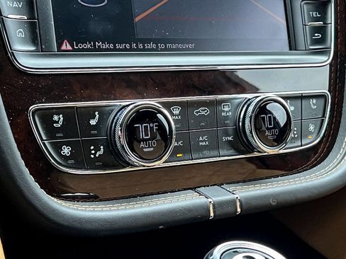 Used 2017 Bentley Bentayga image 36