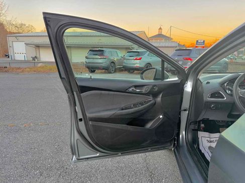 Used 2018 Chevrolet Cruze LT w/ Convenience Package image 11