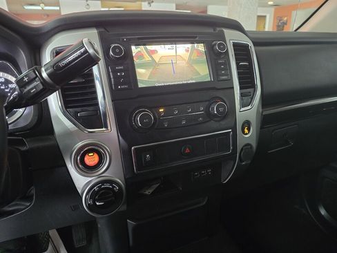 Used 2019 Nissan Titan SV AWD/4WD image 17