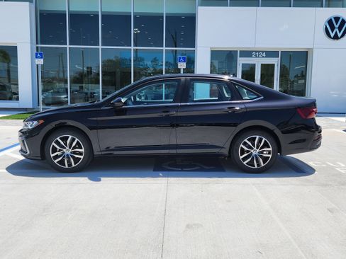 New 2025 Volkswagen Jetta SE image 4