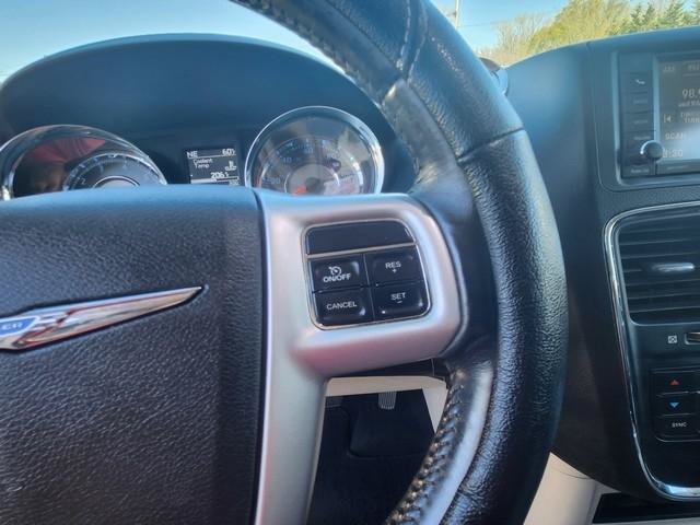 Used 2015 Chrysler Town & Country Touring FWD image 14