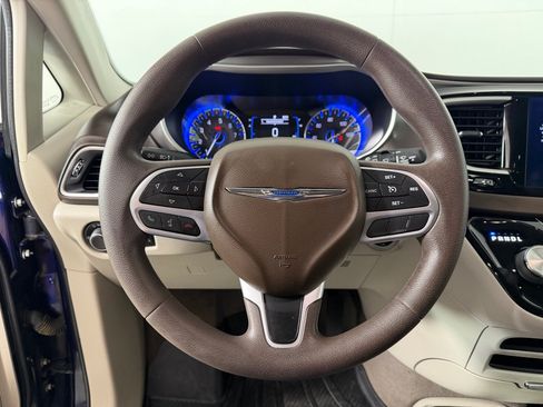 Used 2017 Chrysler Pacifica Touring w/ Tire & Wheel Group FWD image 14