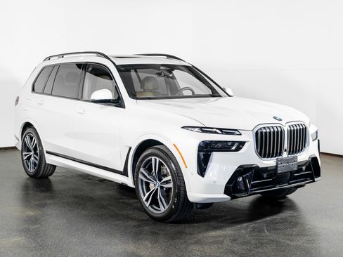 Used 2025 BMW X7 xDrive40i w/ M Sport Package image 4