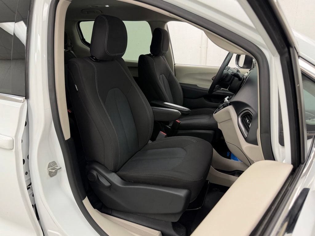 Used 2023 Chrysler Voyager LX FWD image 12