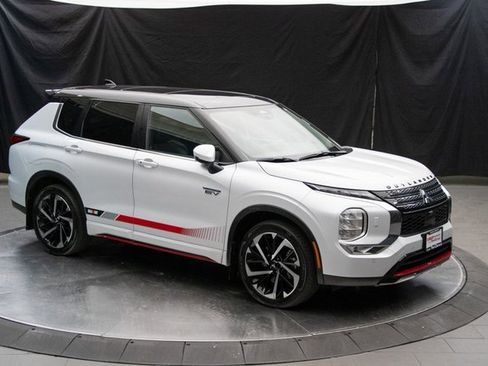 Used 2024 Mitsubishi Outlander SE image 2