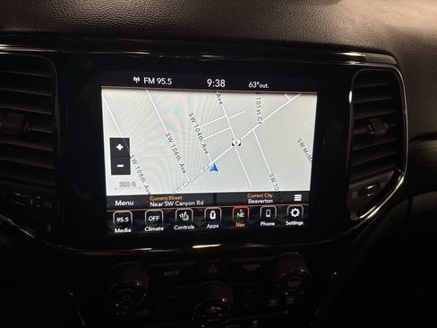 Used 2021 Jeep Grand Cherokee Laredo X image 26