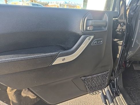 Used 2017 Jeep Wrangler Unlimited Rubicon image 9