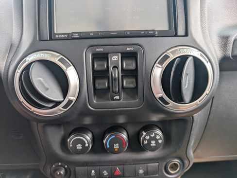 Used 2018 Jeep Wrangler Unlimited Sahara w/ Connectivity Group image 23