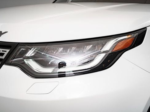 Used 2019 Land Rover Discovery HSE image 16