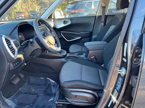 Used 2025 Kia Soul LX w/ LX Technology Package image 22