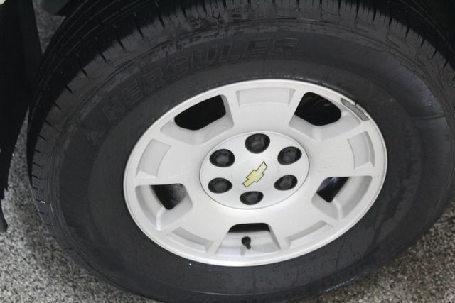 Used 2007 Chevrolet Suburban LT w/ LT Preferred Equipment Group AWD/4WD image 29