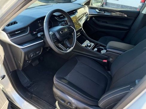 Certified 2023 Jeep Grand Cherokee Laredo image 18