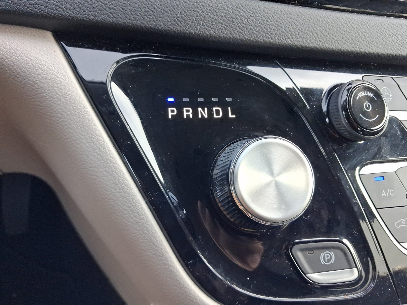 Used 2024 Chrysler Pacifica Touring-L FWD image 13