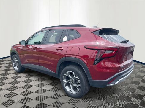 Used 2025 Chevrolet Trax LT FWD image 6
