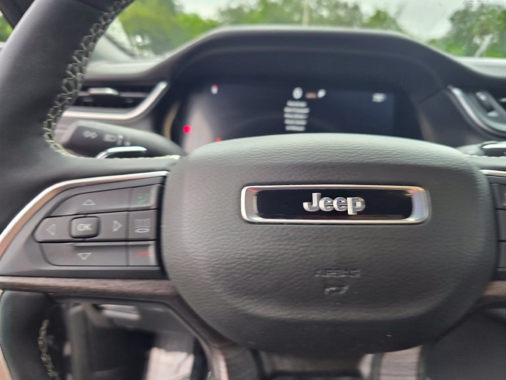 Used 2025 Jeep Grand Cherokee Limited AWD/4WD image 18