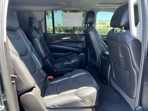 Used 2020 Cadillac Escalade ESV Luxury RWD image 5