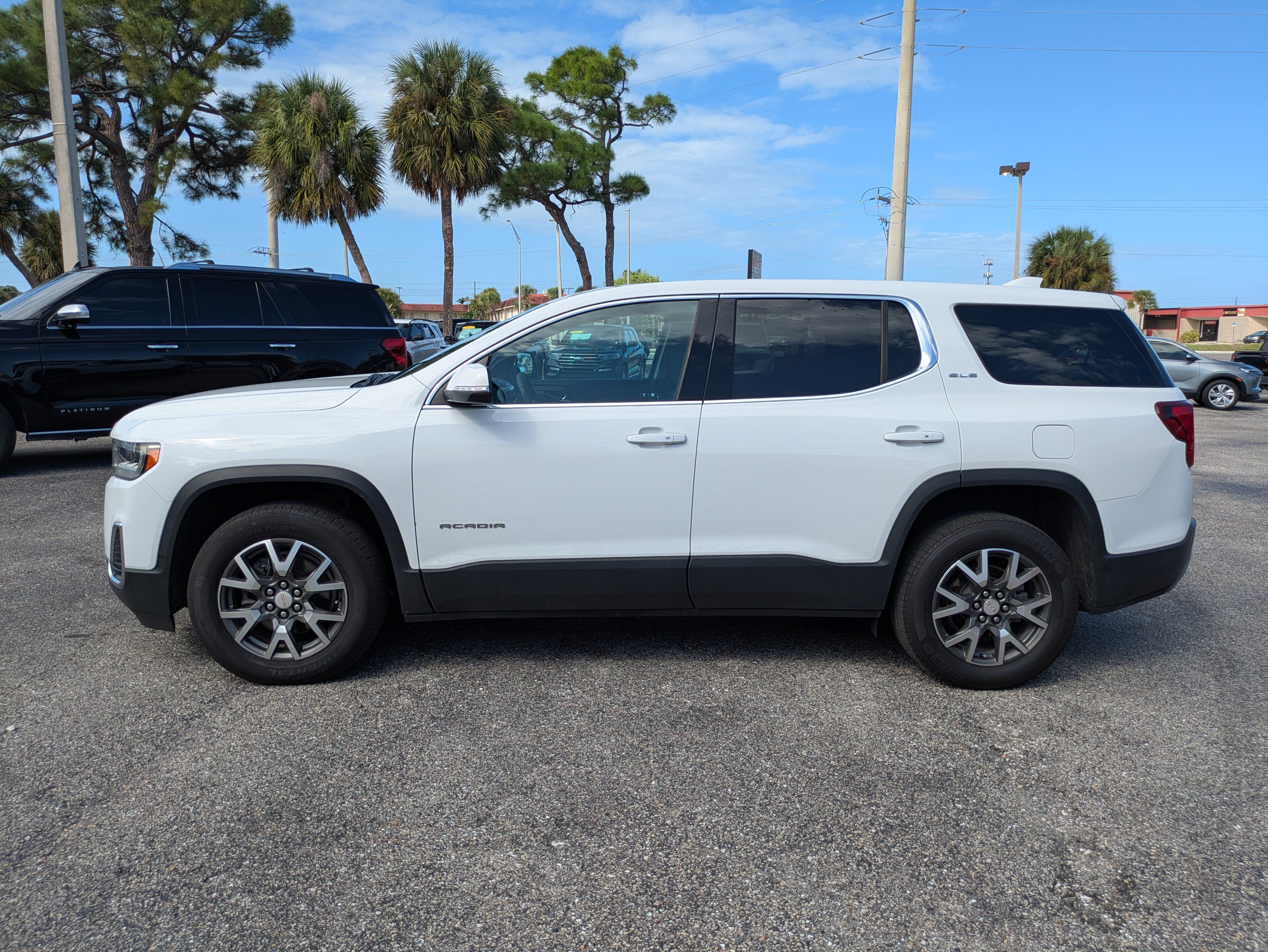 Used 2023 GMC Acadia SLE FWD image 7