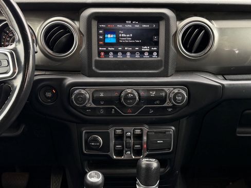 Used 2019 Jeep Wrangler Unlimited Sahara image 12