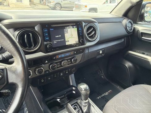 Used 2017 Toyota Tacoma TRD Off-Road w/ Premium & Technology Package AWD/4WD image 17