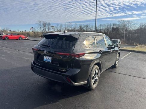 Certified 2024 Toyota Highlander XLE image 3