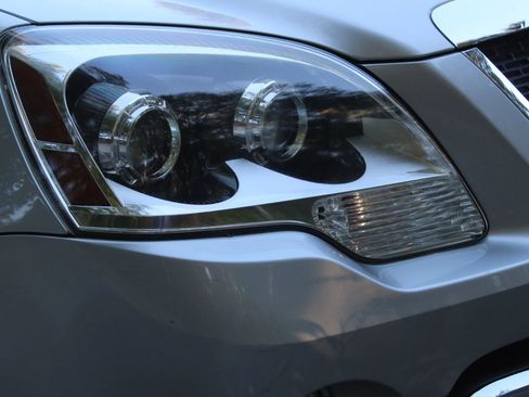 Used 2010 GMC Acadia SLE image 41