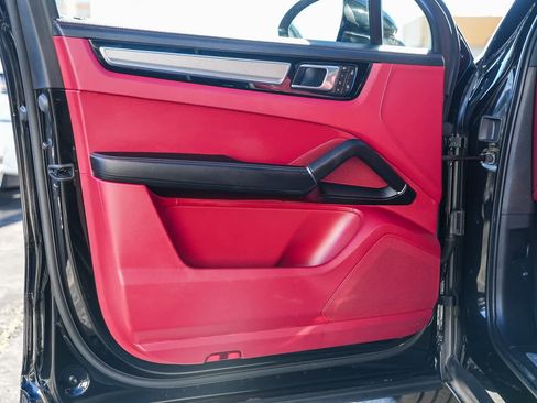 Used 2023 Porsche Cayenne Platinum Edition image 18