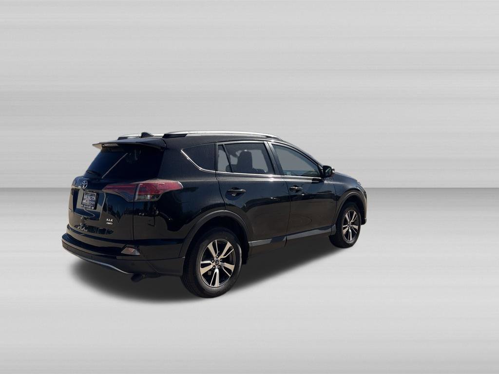 Used 2018 Toyota RAV4 XLE AWD/4WD image 4