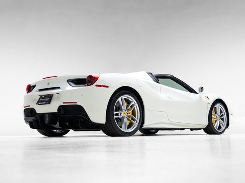 Used 2018 Ferrari 488 Spider image 36