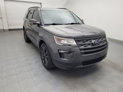 Used 2018 Ford Explorer XLT w/ Equipment Group 202A AWD/4WD image 13