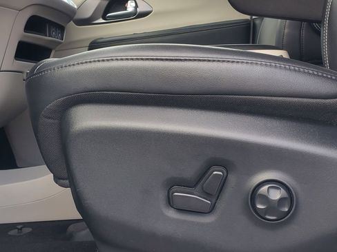 Used 2024 Chrysler Pacifica Touring-L image 17