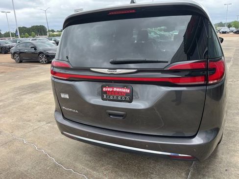 Used 2023 Chrysler Pacifica Touring-L FWD image 3