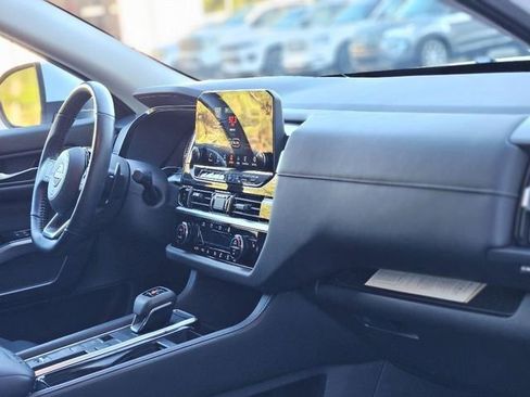 Certified 2025 Nissan Pathfinder SL image 13