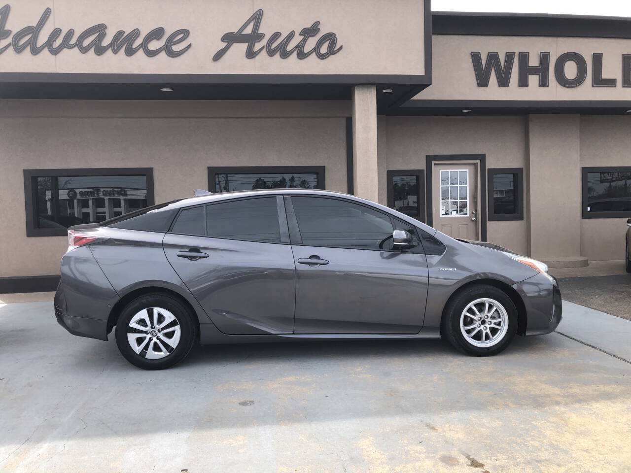 Used 2018 Toyota Prius Two w/ Prius Two Safety Plus Package FWD image 1