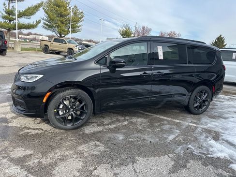 New 2026 Chrysler Pacifica Limited w/ Uconnect Theater Family Group image 16