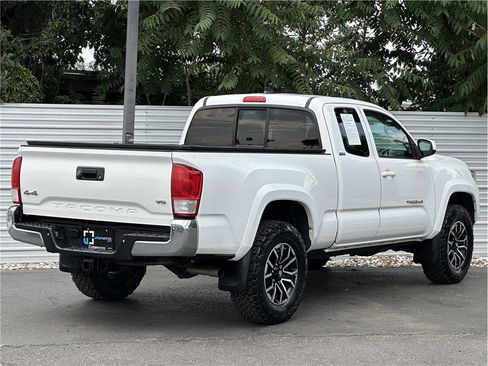 Used 2017 Toyota Tacoma SR5 w/ Tow Package AWD/4WD image 10