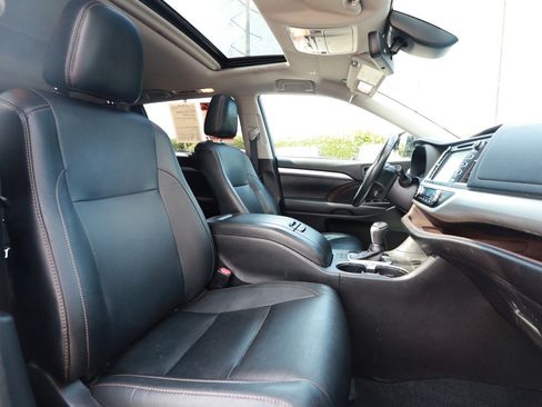 Used 2018 Toyota Highlander XLE FWD image 28